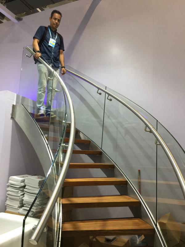 外商被狄姆斯的產品吸引，紛紛爭相與之合影